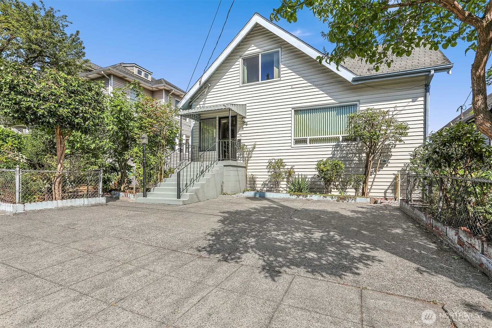 Property Photo:  4022  Woodland Park Avenue N  WA 98103 