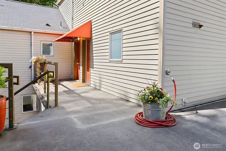 Property Photo: 3406 W Government Way 7 WA 98199